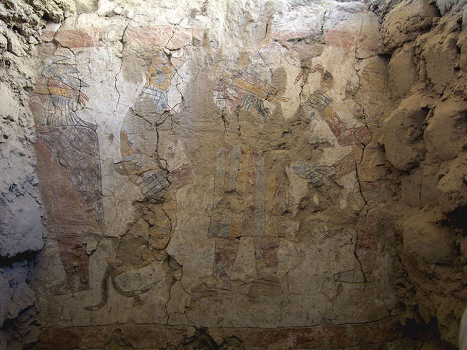 Three individuals appear in the upper part of an innner wall at Pañamarca