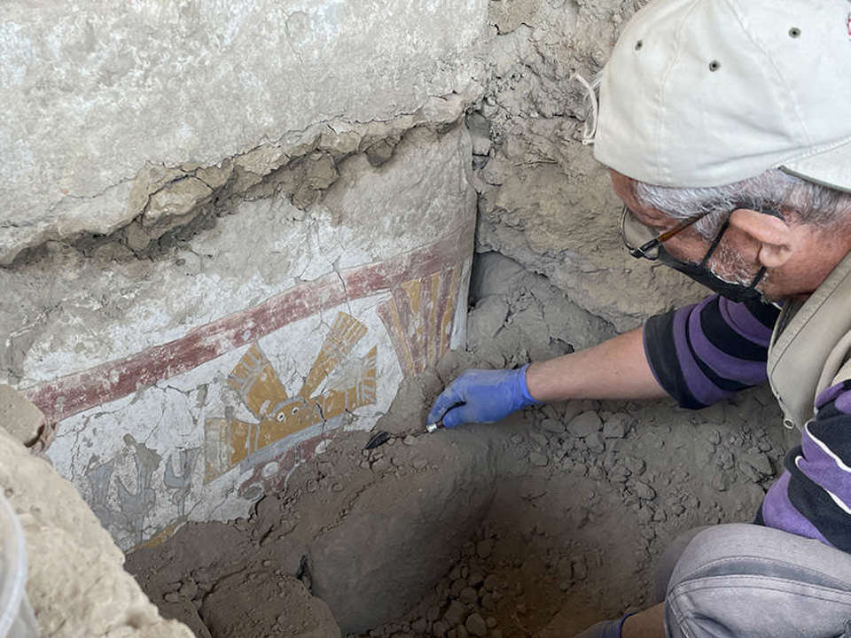 Conservator Rafael Gordillo Méndez reveals the painted surface of a pillar