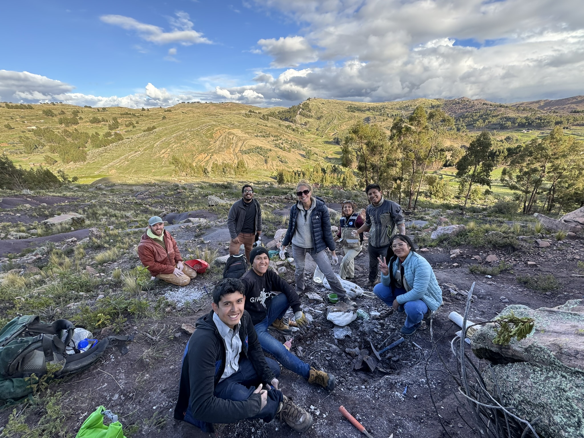 Mario, Manuel, Natalie, Salvador and the Puno student team collecting turtle fossils. (Photo/ Tyler Lyson)
